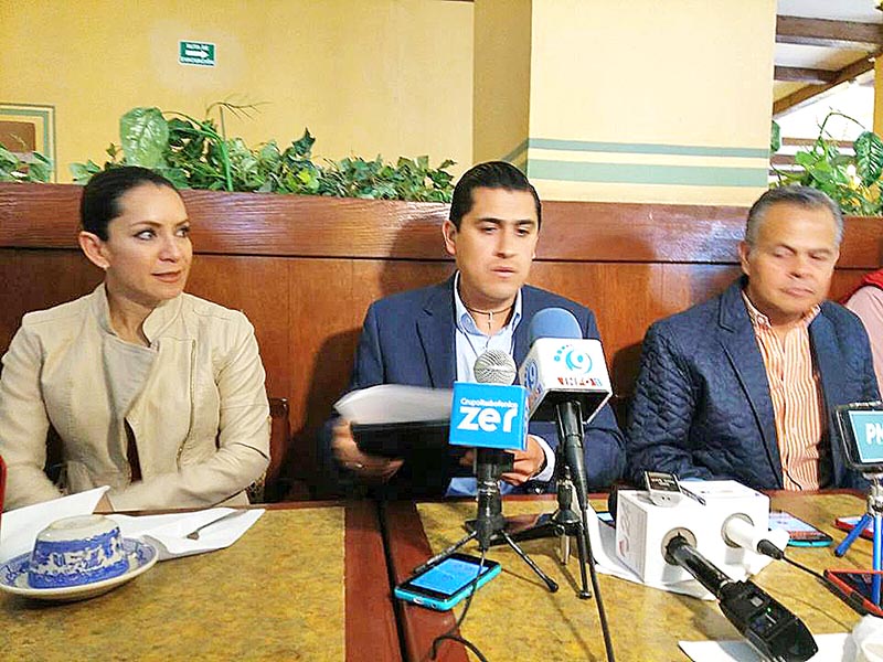El ex alcalde de la capital, Carlos Peña Badillo, ofreció una conferencia de prensa ■ FOTO: RAQUEL OLLAQUINDIA