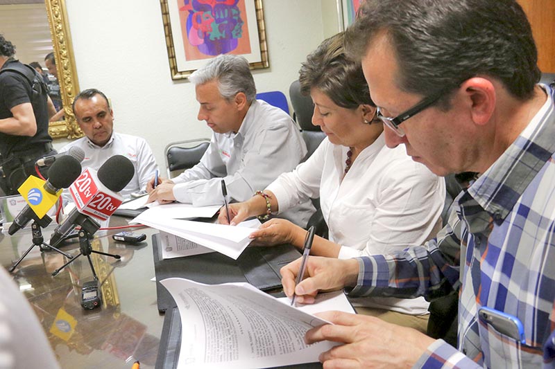 Aspecto de la firma del documento entre los funcionarios ■ FOTO: LA JORNADA ZACATECAS