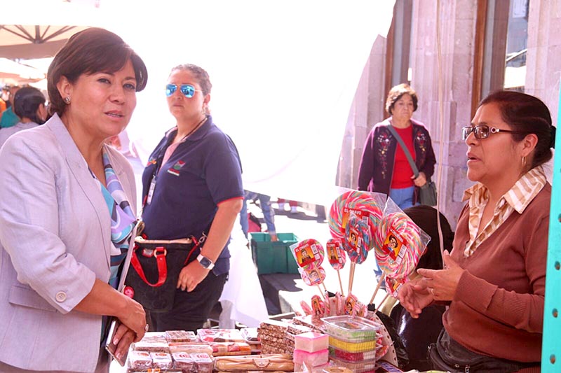 La alcaldesa capitalina, Judit Guerrero, dialogó con comerciantes semifijos ■ FOTO: LA JORNADA ZACATECAS