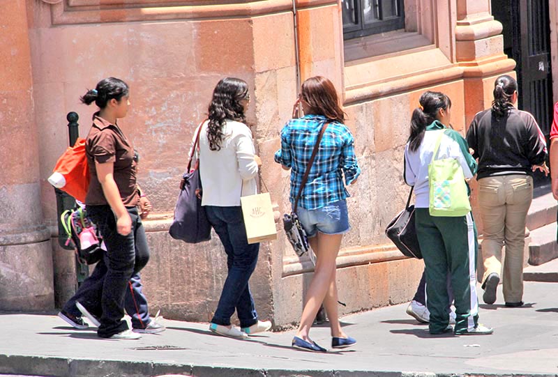 Mujeres han asegurado haber sido víctimas de acoso al caminar por la vía pública al menos una vez en su vida ■ FOTO: ANDRÉS SÁNCHEZ