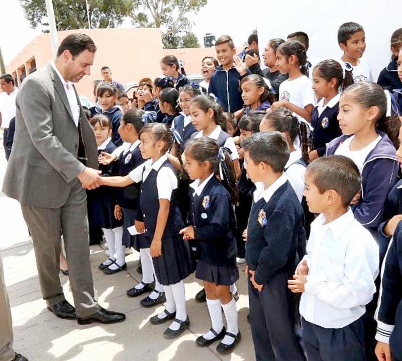 El gobernador Alejandro Tello convivió con niños de preescolar de Villanueva ■ FOTO: LA JORNADA ZACATECAS