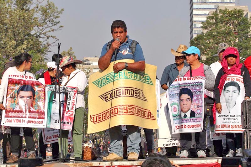 CIUDAD DE MÉXICO. Los padres de familia de los 43 estudiantes desaparecidos de Ayotzinapa realizaron una marcha del plantón permanente que mantienen frente a las oficinas de la Procuraduría General de la República (PGR), sobre Paseo de la Reforma, al Hemiciclo a Juárez, a 31 meses de los hechos de Iguala ■ FOTO: LA JORNADA