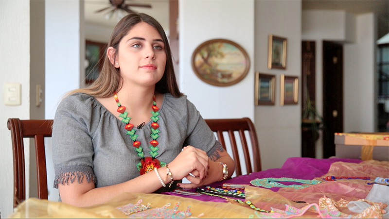 Gerardina ahora puede difundir la cultura huichol a nivel nacional e internacional, pues sus relojes ya se venden en países de Latinoamérica, entre ellos Panamá y Ecuador ■ fotos: MIGUEL áNGEL NúÑEZ