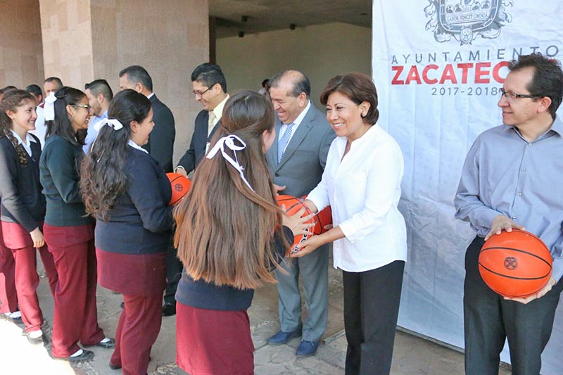 En honores a la bandera, la presidente municipal entregó a los estudiantes material deportivo n FOTO: LA JORNADA ZACATECAS