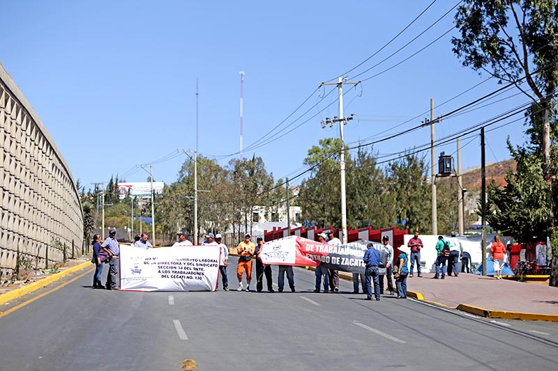 Los trabajadores del Cecati tomaron las instalaciones del plantel y bloquearon parcialmente el bulevar José López Portillo ■ FOTO: ANDRÉS SÁNCHEZ