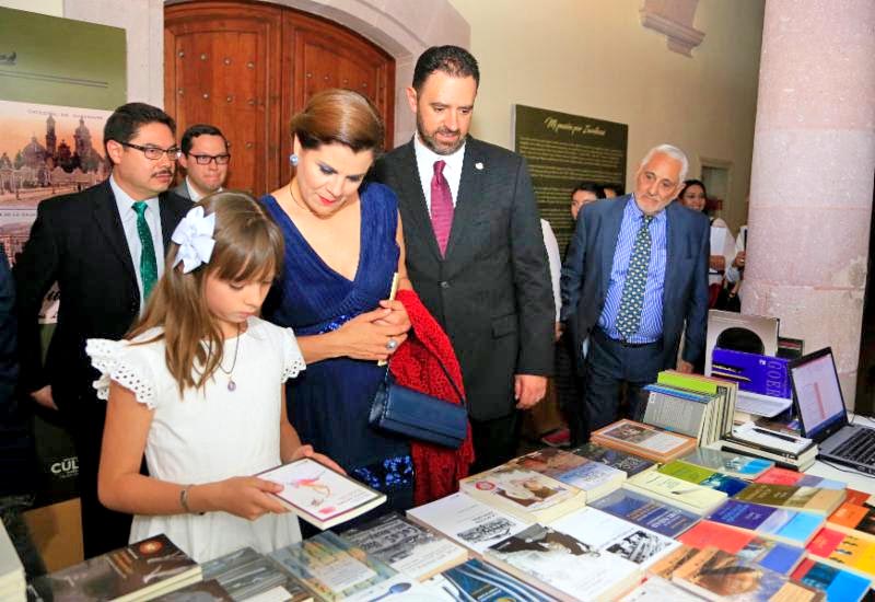 El gobernador recorrió los stands de libros que se ofrecerán a la venta ■ FOTO: LA JORNADA ZACATECAS
