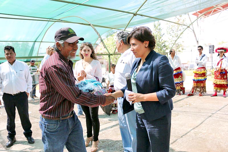 La presidenta municipal entregó camisolas, lentes y guantes, entre otros artículos ■ FOTO: LA JORNADA ZACATECAS