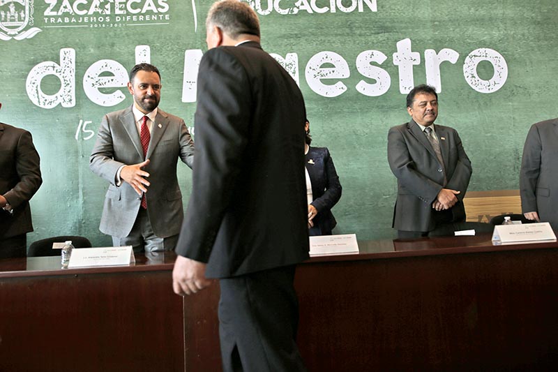Los profesores galardonados recibieron un estímulo económico por 46 mil y 76 mil pesos ■ FOTO: ANDRÉS SÁNCHEZ