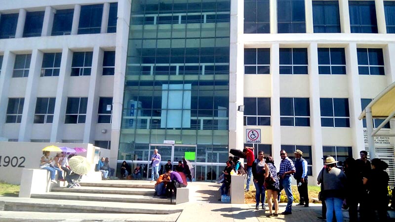 Decenas de maestros adscritos al Programa Nacional de Inglés (Proni) llegaron al edificio de la Secretaría de Finanzas ■ FOTO: MARTÍN CATALÁN LERMA