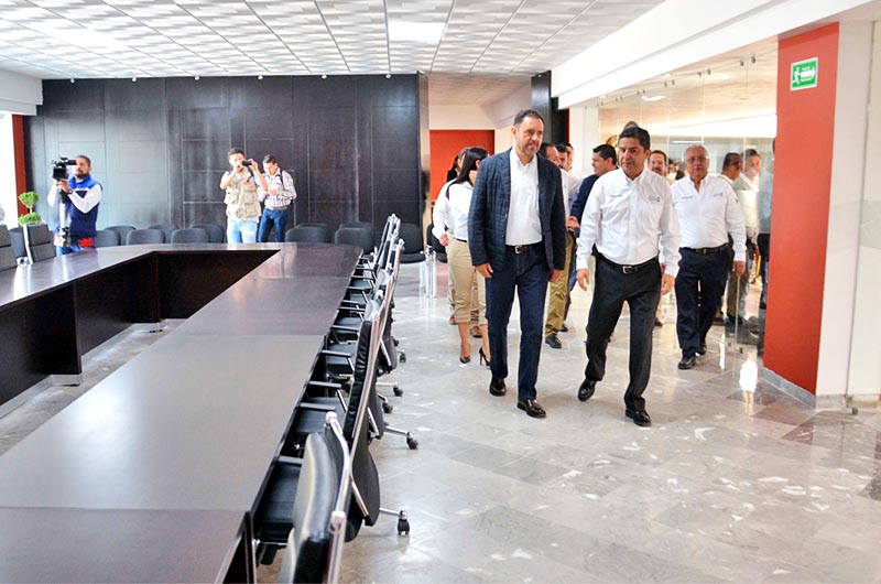 Recorrido del gobernador y el alcalde por las nuevas instalaciones ■ FOTO: LA JORNADA ZACATECAS