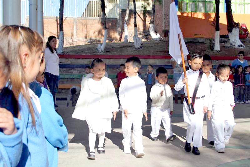 En las instituciones se izaron banderas blancas como símbolo del compromiso adquirido ■ FOTO: LA JORNADA ZACATECAS