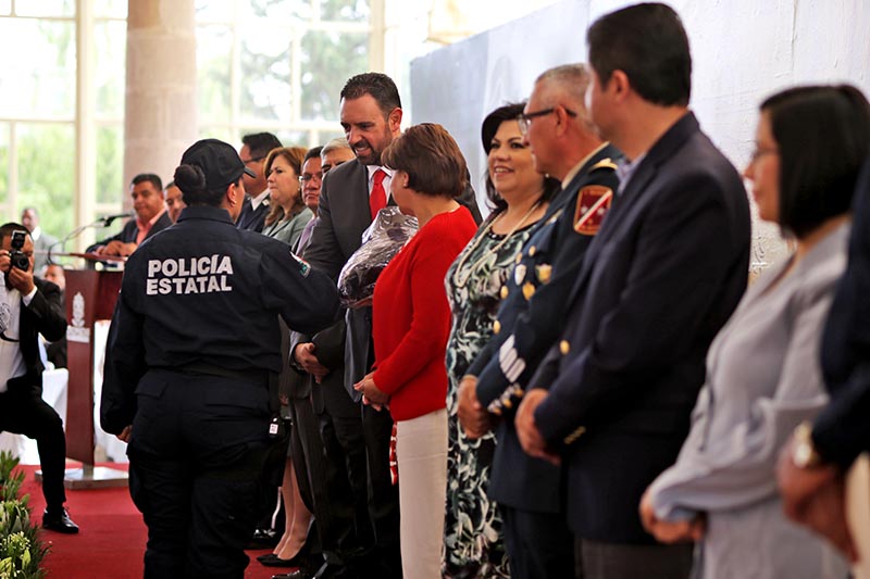 El gobernador Alejandro Tello Cristerna entregó uniformes a los agentes n foto: andrés sánchez