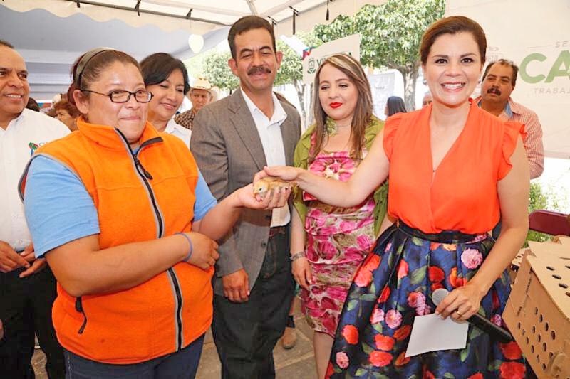 Cristina Rodríguez de Tello, presidenta honorífica del DIF Estatal, entregó paquetes de aves de traspatio ■ FOTO: LA JORNADA ZACATECAS
