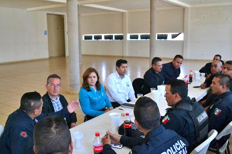 La secretaria general de Gobierno, Fabiola Gilda Torres, se reunió con policías inconformes ■ FOTO: LA JORNADA ZACATECAS