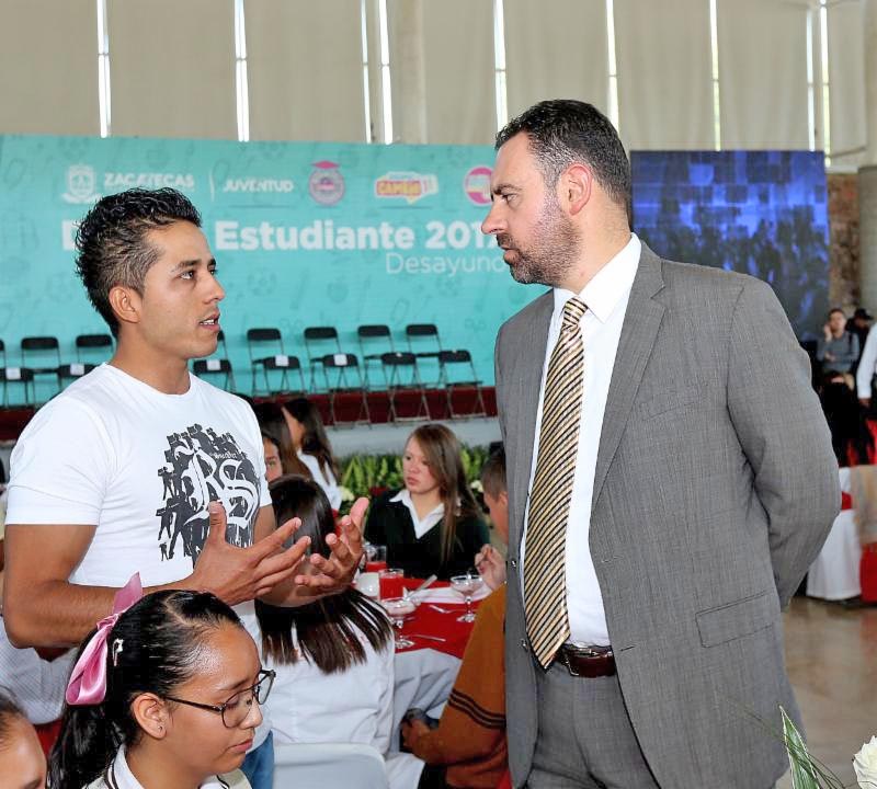 Este martes Alejandro Tello se reunió con los mejores promedios estudiantiles del estado n foto: la jornada zacatecas