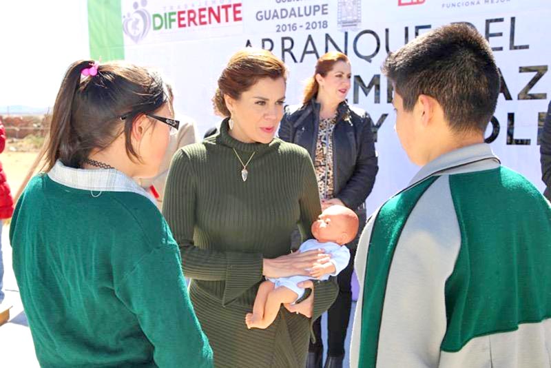 En febrero pasado, estudiantes de secundaria en Guadalupe participaron en programa de Prevención de Embarazos en Adolescentes, auspiciado por el DIF Estatal, que hizo entrega de bebés virtuales n foto: la jornada zacatecas