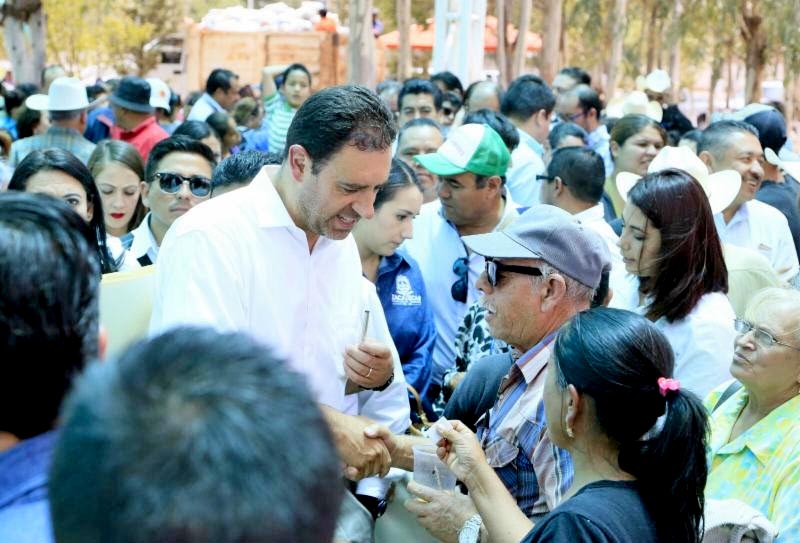 El gobernador Alejandro Tello saludó a trabajadores de gobierno ■ FOTO: LA JORNADA ZACATECAS