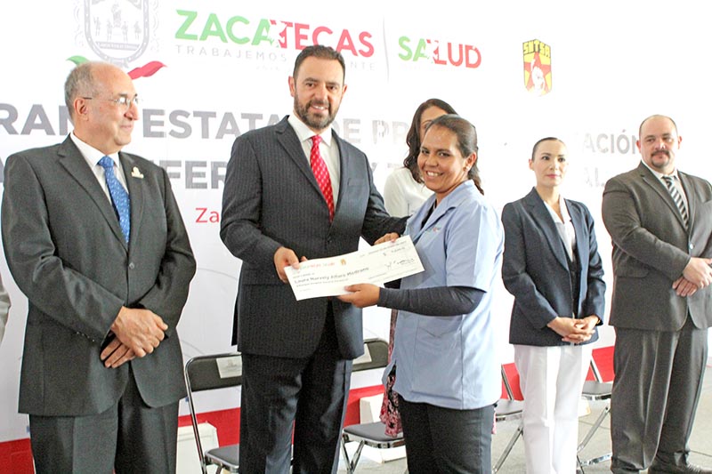 Este viernes el gobernador otorgó beneficios a personal de la Secretaría de Salud de Zacatecas ■ FOTO: RAFAEL DE SANTIAGO