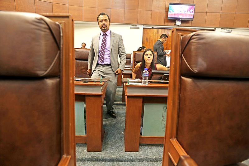 En la imagen, la diputada Guadalupe Isadora Santivañez Ríos y el legislador Osvaldo Ávila Tiscareño, en la sesión legislativa de este jueves n foto: andrés sánchez