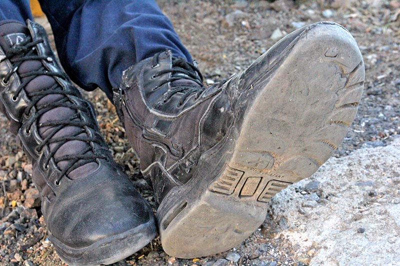 Durante su protesta del 12 de mayo, policías estatales se quejaron de condiciones laborales precarias, como la falta de calzado n foto: rafael de santiago