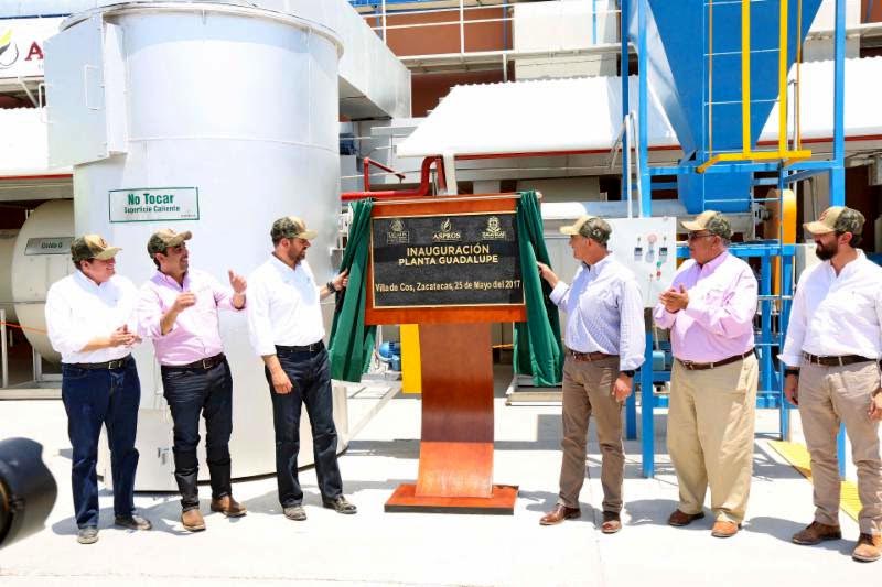 El gobernador Telli y el titular de Sagarpa, José Eduardo Calzada Rovirosa, inauguraron el complejo industrial ■ FOTO: LA JORNADA ZACATECAS