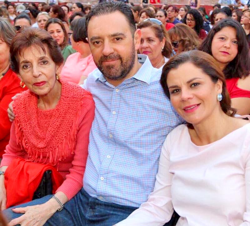 El mandatario Alejandro Tello y su esposa Cristina Rodríguez ■ FOTO: LA JORNADA ZACATECAS