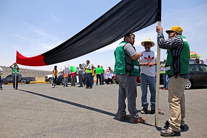 Los manifestantes exigieron el respeto a la asociación gremial y al trabajo que desempeñan como operadores zacatecanos. Aspecto del bloqueo n foto: andrés sánchez