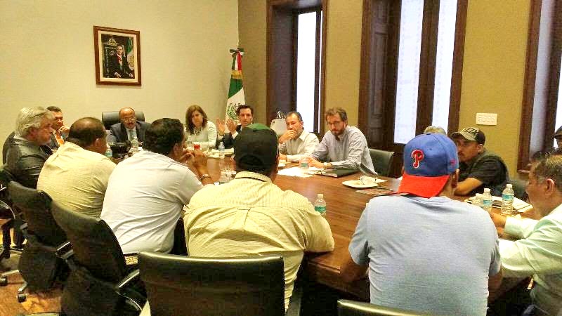 Autoridades del estado de Zacatecas, inconformes y representantes de la Secretaría de Gobernación se reunieron en la capital del país ■ FOTO: LA JORNADA ZACATECAS