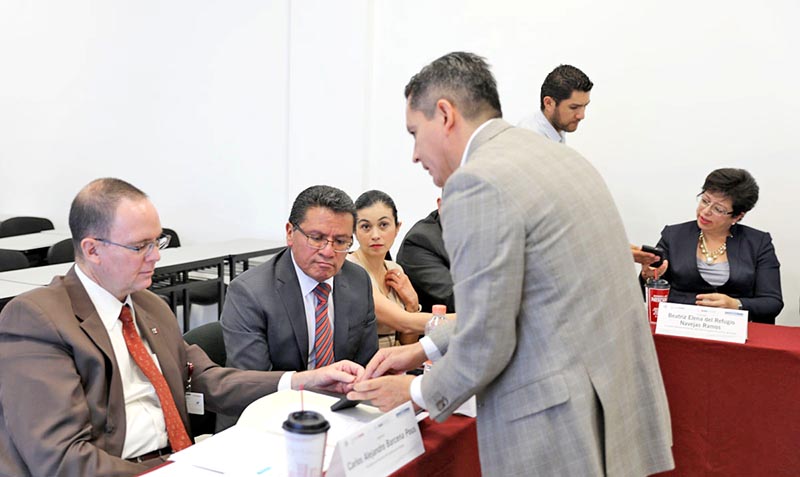 El magistrado Armando Ávalos Arellano, presidente del Tribunal Superior de Justicia del Estado de Zacatecas (derecha) y Carlos Bárcena Pous, secretario de Economía (izquierda) ■ FOTO: LA JORNADA ZACATECAS