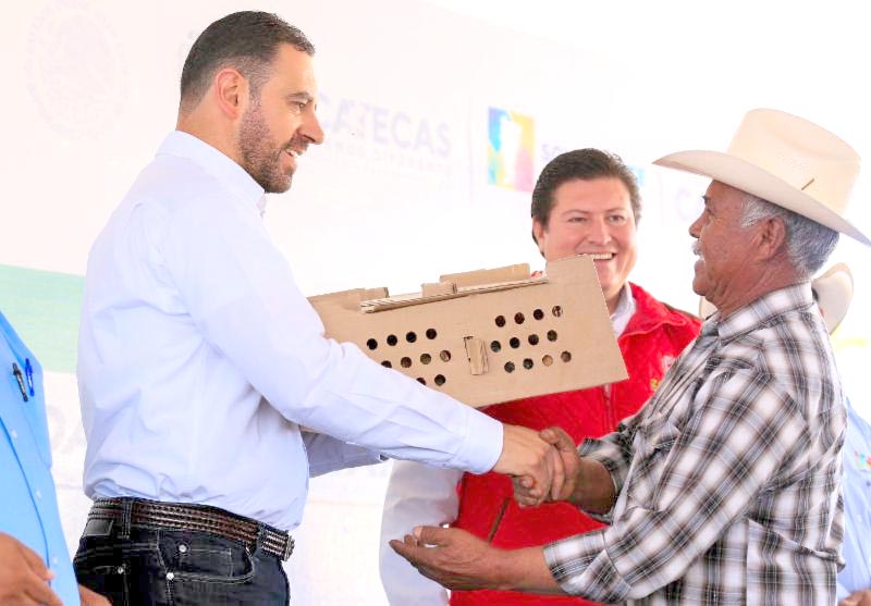 El gobernador Alejandro Tello también distribuyó apoyos alimentarios y para el campo por 5 mdp n foto: la jornada zacatecas