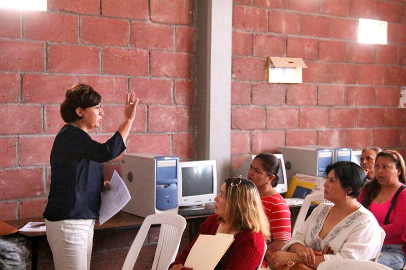 La alcaldesa ha estrechado el contacto con los representantes vecinales a quienes les ha detallado los planes de la administración n FOTO: LA JORNADA ZACATECAS