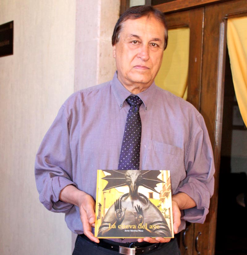 José Sánchez Pérez y su libro La cueva del ave n foto: la jornada zacatecas