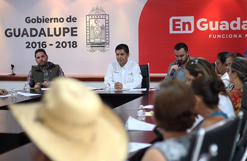El alcalde Enrique Guadalupe Flores Mendoza dirigió la reunión de trabajo ■ foto: la jornada zacatecas