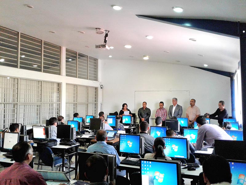 La capacitación es celebrada en el Centro de Cómputo del Programa de Topografía de la Unidad Académica de Ingeniería n foto: la jornada zacatecas