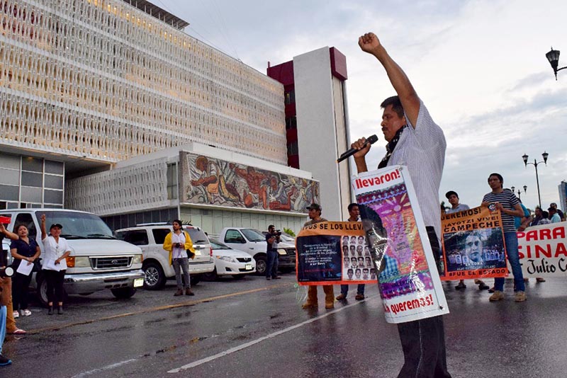 CAMPECHE. Padres de Familia de los 43 estudiantes de la Normal de Ayotzinapa que continúan desaparecidos, marcharon en esta capital y realizaron un mitin frente a Palacio de Gobierno para exigir que les presenten vivos a sus hijos. Encabezados por Felipe de la Cruz, los integrantes de la “Caravana por la verdad y la justicia” rechazaron la “verdad histórica” que ha presentado la PGR y dijeron que hasta el momento no les han demostrado que sus hijos están muertos, por lo que mantienen la esperanza de encontrarlos con vida ■ FOTO: LA JORNADA