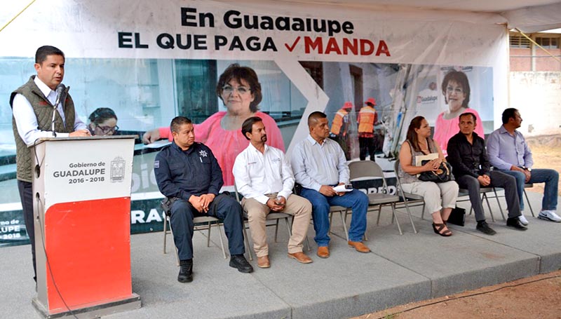El alcalde Enrique Guadalupe Flores Mendoza se reunió con ciudadanos ■ FOTO: LA JORNADA ZACATECAS