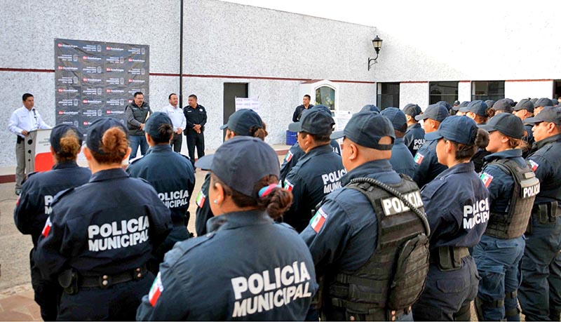 A finales de mayo, el alcalde Enrique Flores Mendoza se reunió con policías municipales n foto: la jornada zacatecas