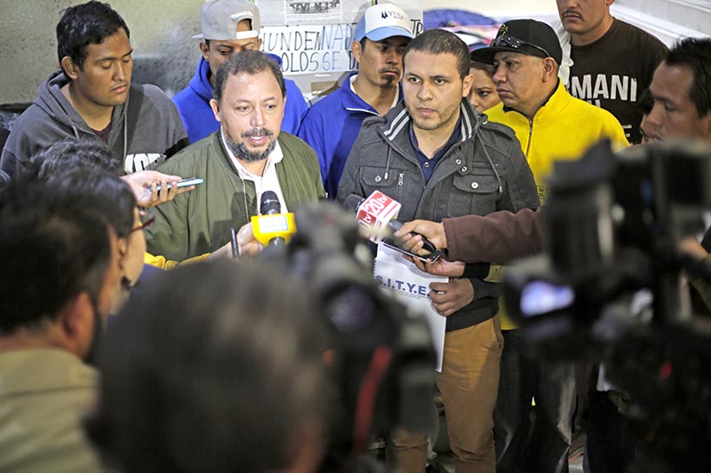 En uso de la voz, Alejandro Rivera Nieto, líder del Sitez, quien asesora a empleados de Yusa ■ FOTO: ANDRÉS SÁNCHEZ