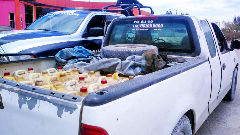 Imagen de mayo pasado, en que agentes de la Policía Estatal incautaron una camioneta en la comunidad Bañón, Villa de Cos, con presunto combustible hurtado n foto: la jornada zacatecas