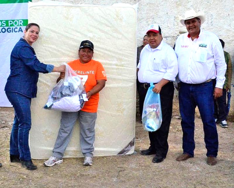 Recibieron 110 colchones, 550 apoyos alimenticios, 30 paquetes de ropa y rollos de tela polar ■ FOTO: LA JORNADA ZACATECAS