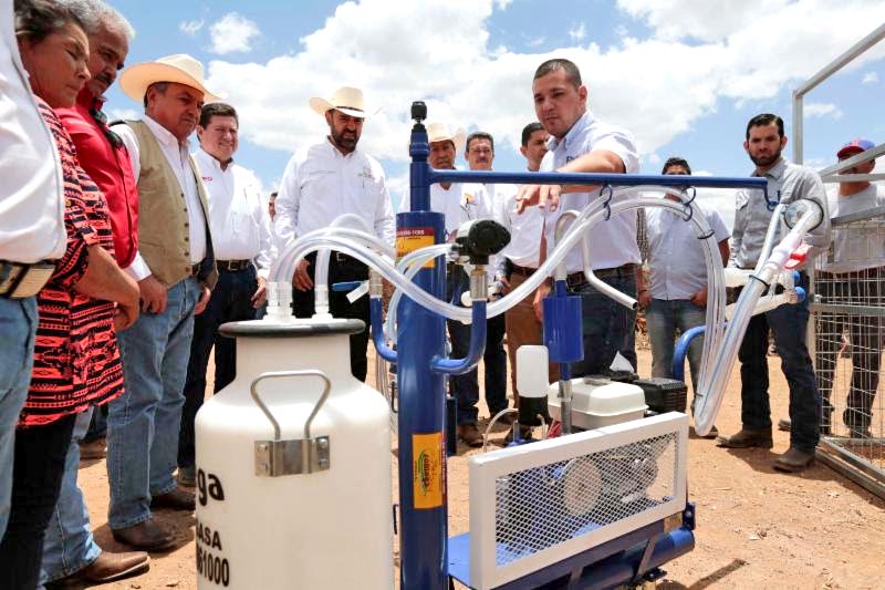 Autoridades de los gobiernos federal y estatal entregaron 135 millones de pesos en apoyos del Programa Integral Caprino y proyectos de abastecimiento y suministro de agua de la Conaza ■ foto: la jornada zacatecas