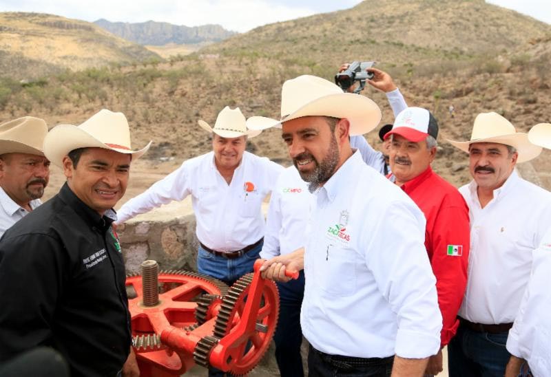 José Abraham Cepeda Izaguirre (tercero de izquierda a derecha), inauguró con Alejandro Tello, en Jerez, la presa “La Tortuga” ■ foto: la jornada zacatecas