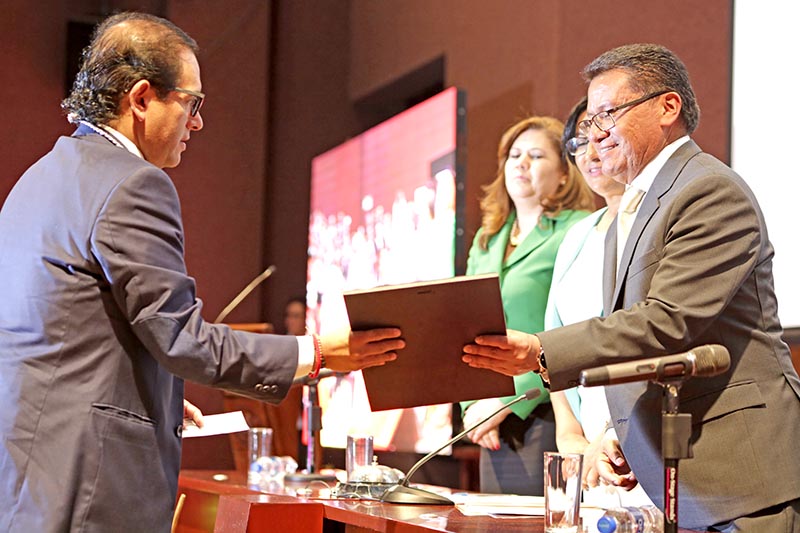 Este lunes, Álvaro García recibió el Premio al Mérito Ambiental 2017 que otorga la Legislatura del estado; presentó el proyecto La Educación para la Sostenibilidad Ambiental con Enfoque al Cambio Climático ■ FOTO: ANDRÉS SÁNCHEZ