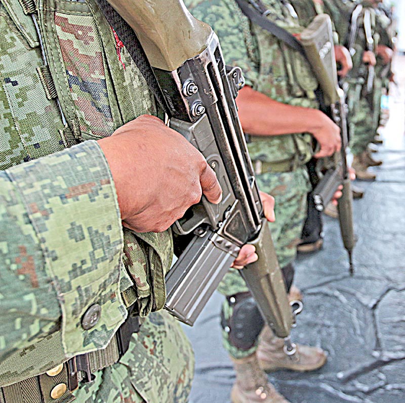 Cuatro militares son acusados de sustraer de una vivienda a 7 jóvenes en el municipio de Calera, el 7 de julio de 2015 ■ FOTO: LA JORNADA ZACATECAS