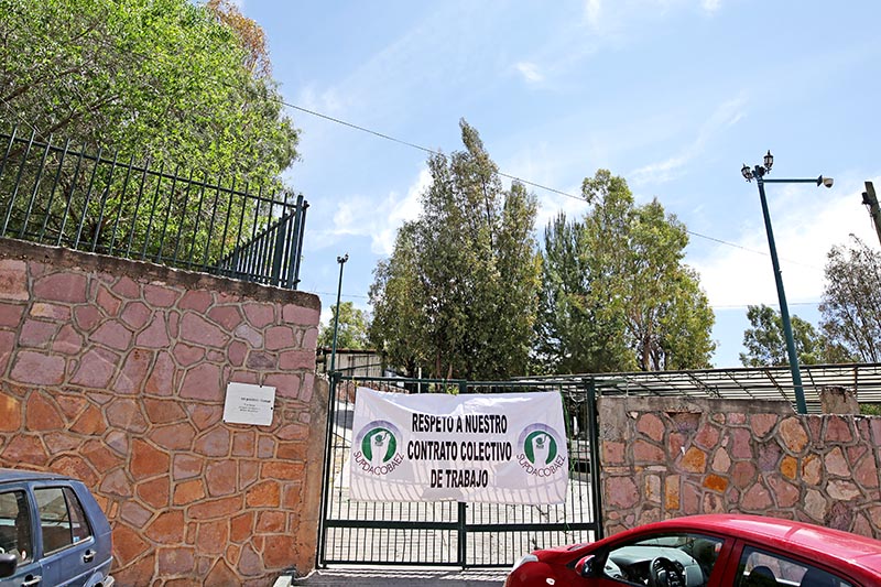 En marzo pasado integrantes de sindicato bloquearon las oficinas generales del Cobaez en demanda de respeto a sus prestaciones n foto: andrés sánchez