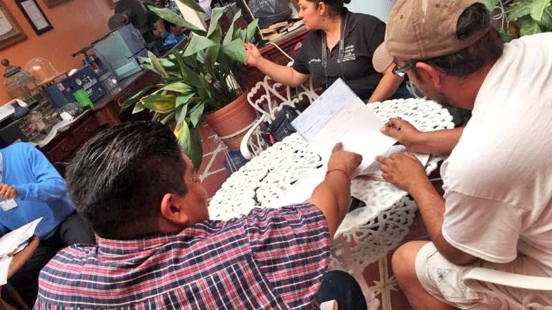 Participaron en la entrega Janeth del Río, funcionaria de Sezac y Osvaldo Valdez, representante de Fonart ■ foto: la jornada zacatecas