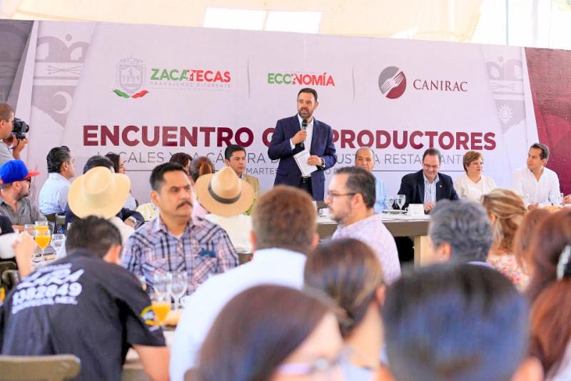 Alejandro Tello participó en la reunión de micro y pequeños empresarios zacatecanos con restauranteros, para fortalecer la cadena productiva local ■ FOTO: LA JORNADA ZACATECAS