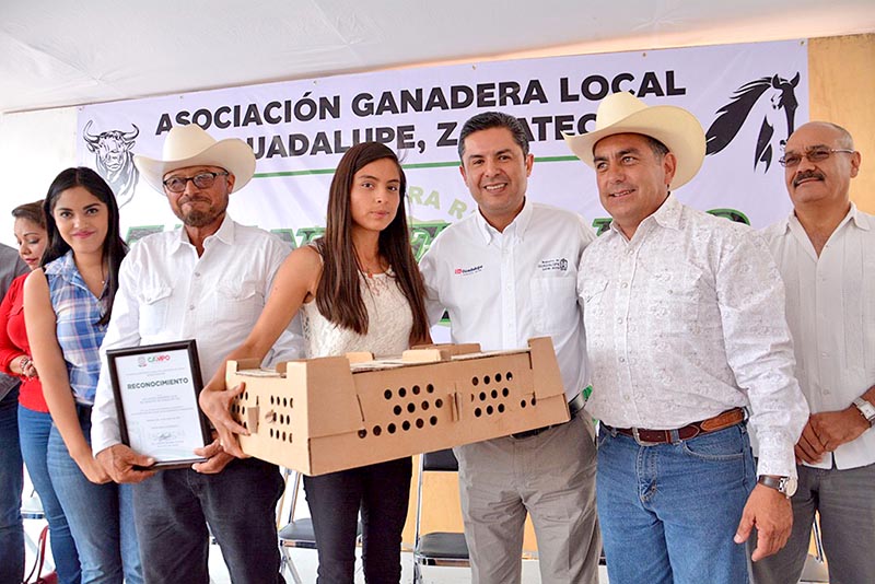 300 productores pecuarios se vieron beneficiados con la entrega de 300 paquetes de aves de traspatio ■ FOTO: LA JORNADA ZACATECAS