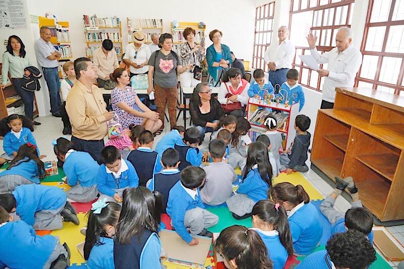 El maestro Veremundo Carrillo hizo una donación de libros para esta biblioteca que lleva su nombre y deleitó a las y los asistentes con el poema de su autoría: Nuestros Muchachos n foto: la jornada zacatecas