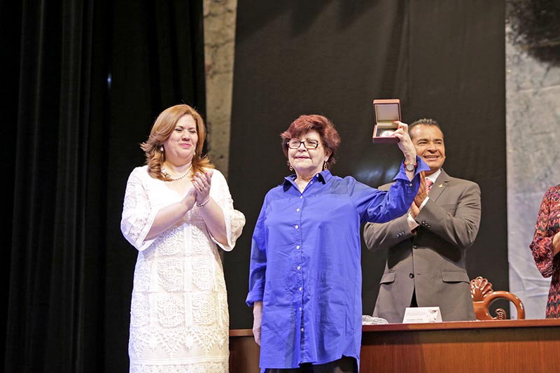 El Instituto Zacatecano de Cultura otorgó el galardón a Elva Macías, en el contexto de las 20 Jornadas Lopezvelardeanas ■ FOTO: ANDRÉS SÁNCHEZ